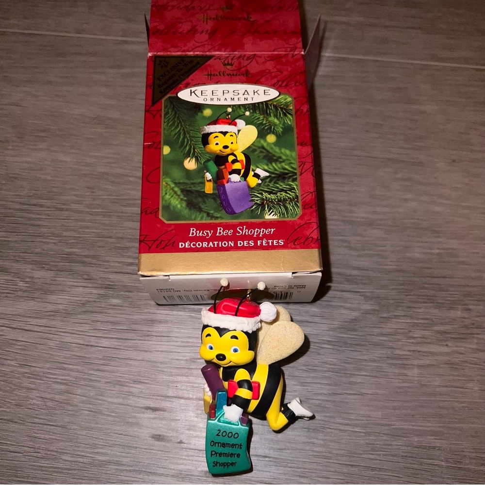 2000 Hallmark Keepsake Ornament Premier Shopper Busy Bee Shopper Ornament
